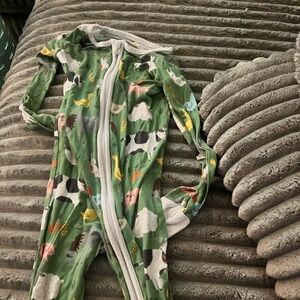 Little sleepies size 2t zippie farm print